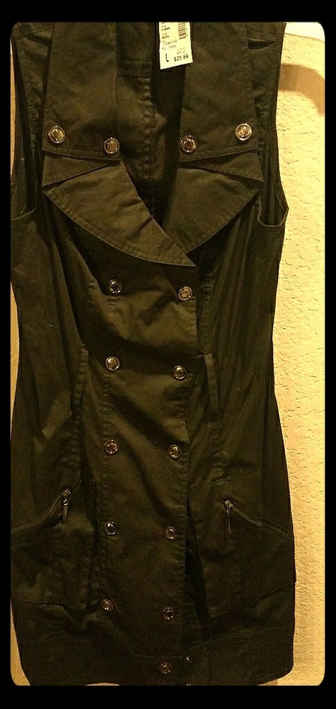 Black sleeveless dress